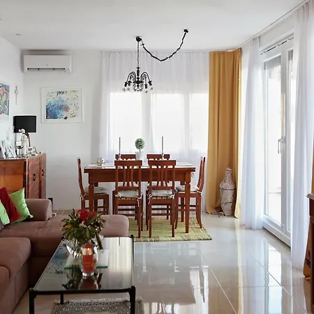 Cozy With A Balcony And A Sea View Apartment Brela
